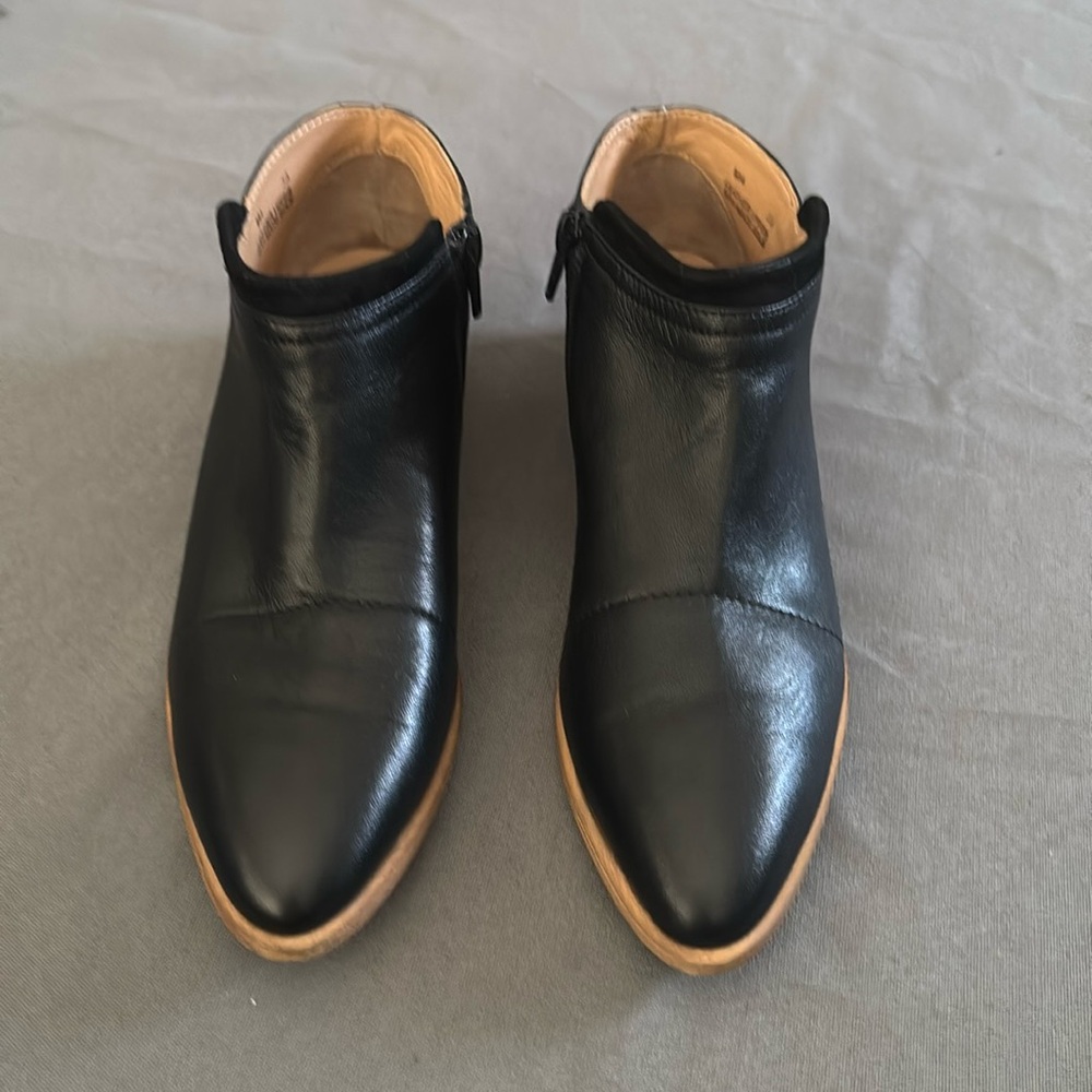 Excellent Condition Avellini Pointed Toe Ankle Boots Size 38 US 7Italian Leather